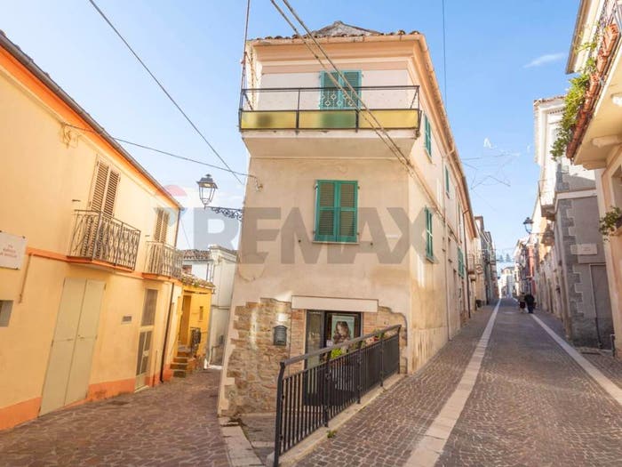 Casa con 5 locali in vendita in Via Dante Alighieri, Centro, Alanno