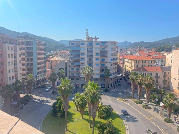 Appartamento con 6 locali in vendita in Piazza Aurelio Saffi, Savona