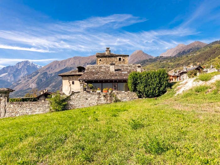 Appartamento quadrilocale in vendita in Via Tour du Faverey, Centro, La Salle