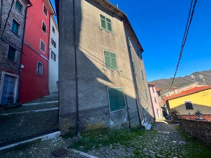 Casa con 6 locali in vendita in Ortonovo, Luni