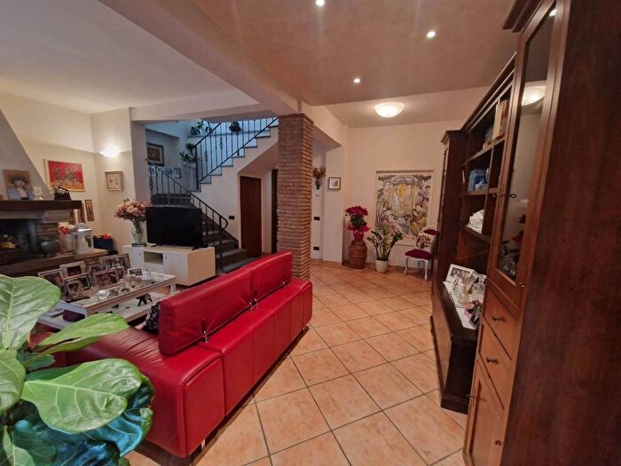 Casa con 5 locali in vendita in Via Taro, Chiesanuova, Prato