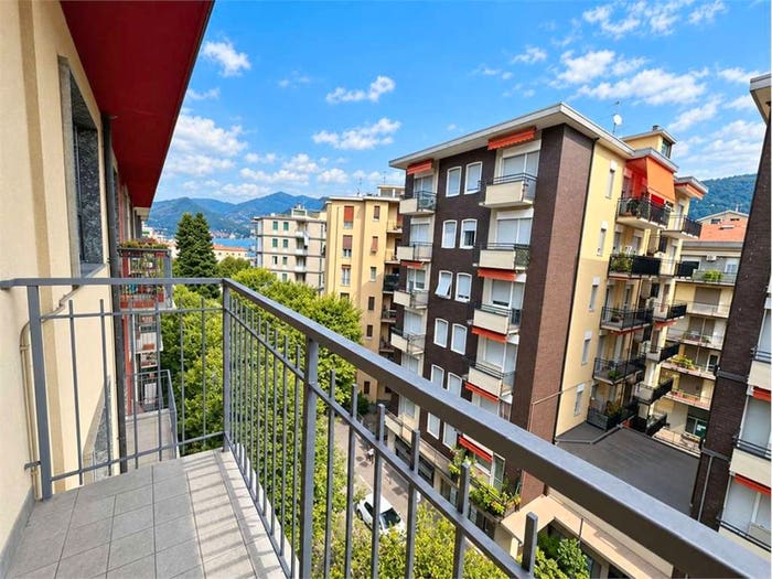 Appartamento quadrilocale in vendita in Via Leoni, Borghi, Como