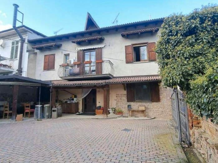 Casa con 6 locali in vendita in Via Della Repubblica, Ghiare Madonna, Incisa Scapaccino
