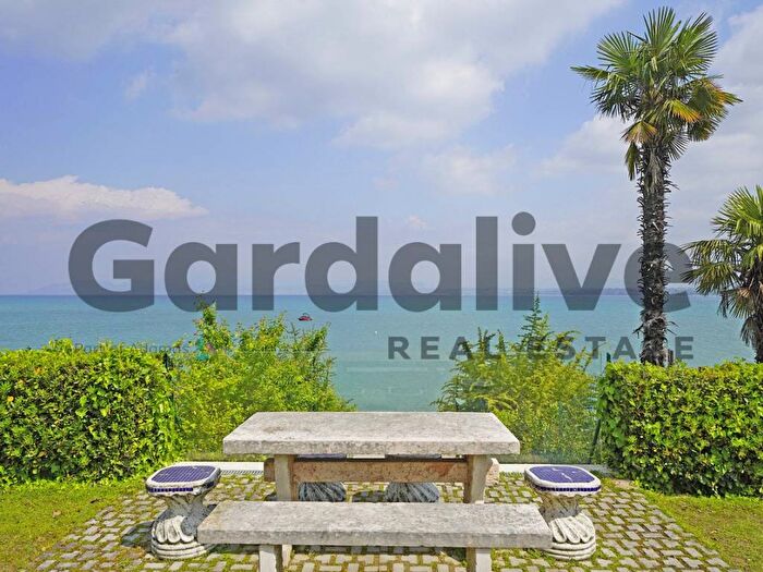 Appartamento trilocale in vendita in Via Giuseppe Parini, Centro, Peschiera del Garda