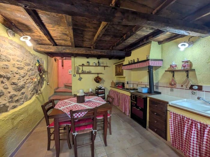 Casa quadrilocale in vendita in Palagnana LU, Stazzema