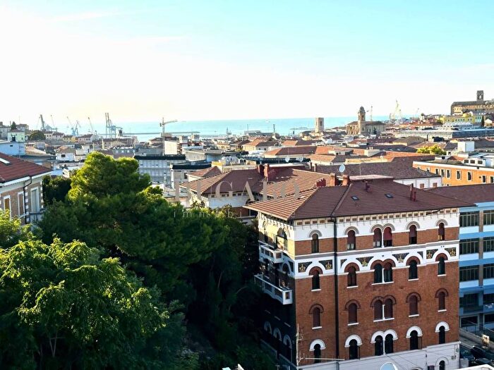 Appartamento con 5 locali in vendita in Adriatico, Ancona