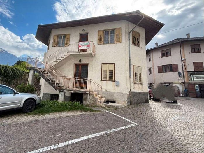 Casa con 6 locali in vendita in via pretorio, Centro, Telve