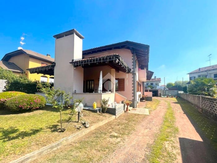 Casa con 6 locali in vendita in Via della Ciocca, Centro, Borgomanero