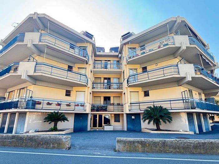 Appartamento trilocale in vendita in Via Pollupice, Centro, Pietra Ligure