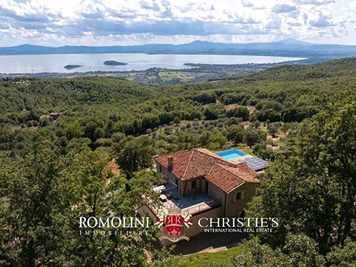 Casa con 6 locali in vendita in Tuoro sul Trasimeno