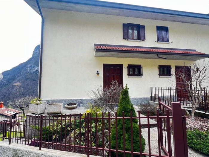Casa quadrilocale in vendita in via don vittorio cortinovis, Camorone, Val Brembilla