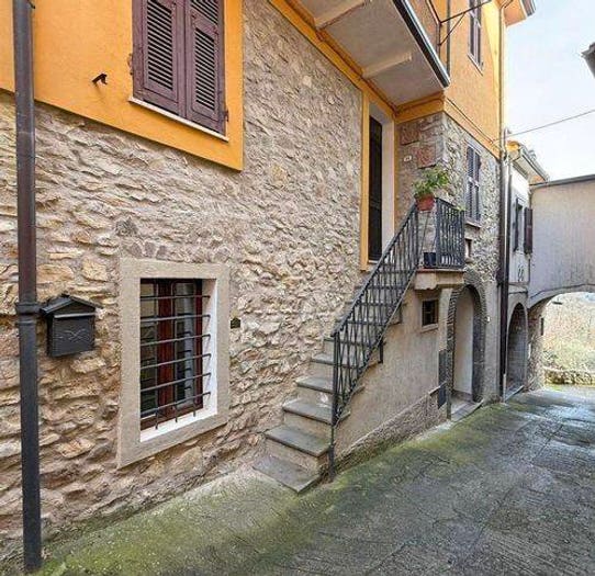 Casa con 6 locali in vendita in Via Orturano, Orturano, Bagnone