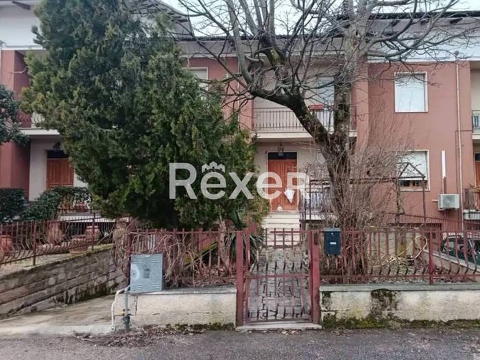 Casa con 6 locali in vendita in Via Alberico Gentili, Centro, Caldarola