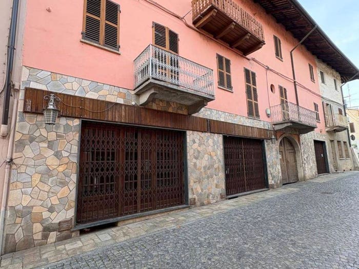 Casa con 6 locali in vendita in Piazza Sette Martiri, Candia Canavese