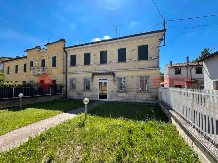 Casa quadrilocale in vendita in Via Aprile, Centro, Erbè