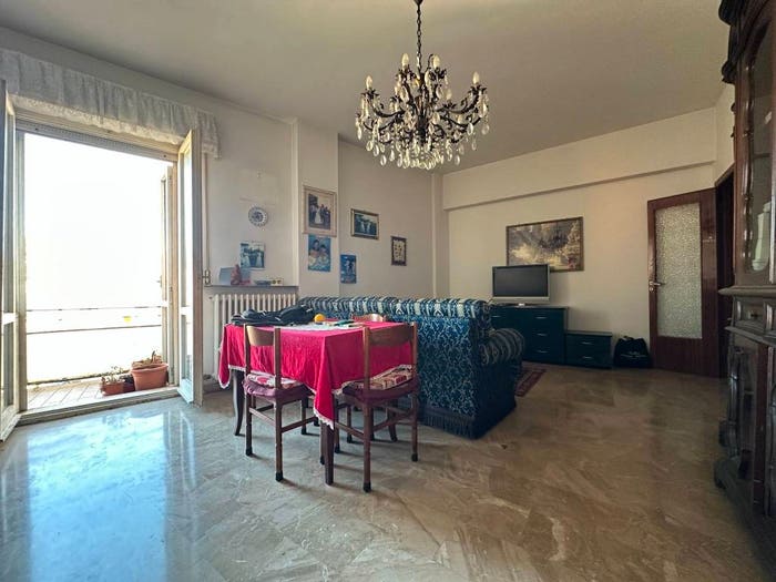 Appartamento quadrilocale in vendita in Via Ugo Foscolo, Centro, Falconara Marittima