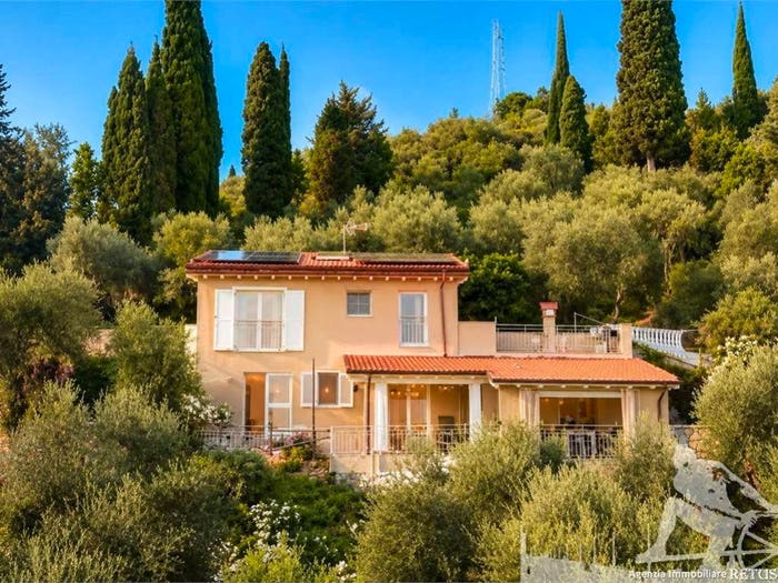 Casa con 6 locali in vendita in Camaiore Paese, Camaiore