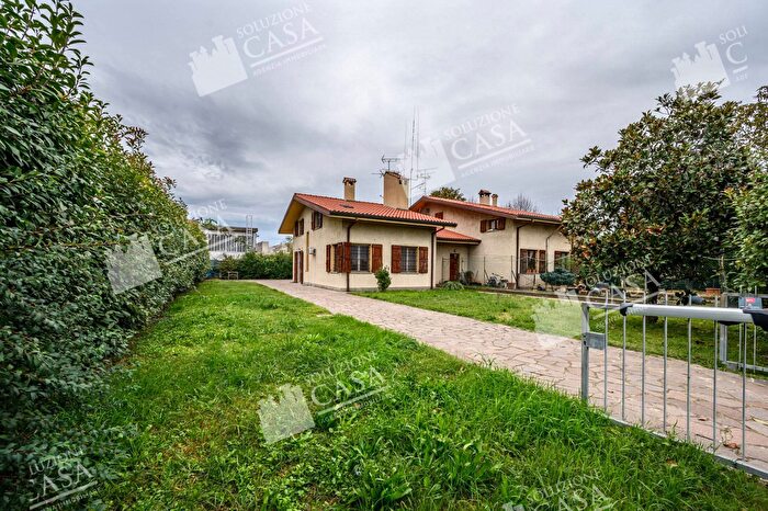 Casa quadrilocale in vendita in Castello D'Argile