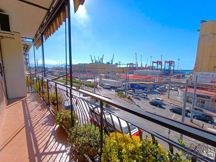 Appartamento trilocale in vendita in Via Sant'Erasmo, Zona Industriale Marina, Napoli