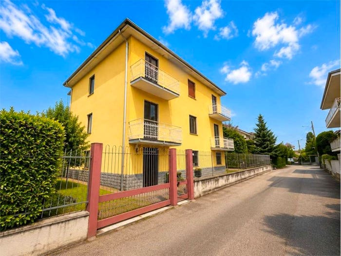 Casa con 6 locali in vendita in Strada Privata Coppa, Pernate, Novara