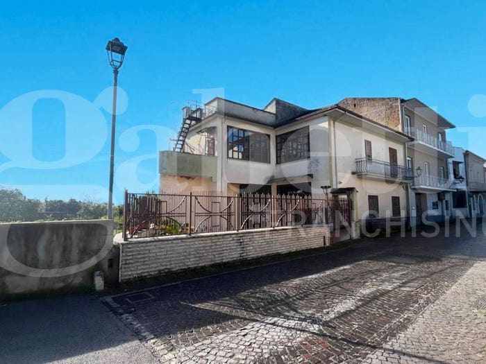 Casa con 6 locali in vendita in Via Roma, Pastorano