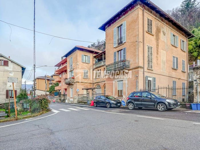 Appartamento trilocale in vendita in Via Creva, Centro, Luino