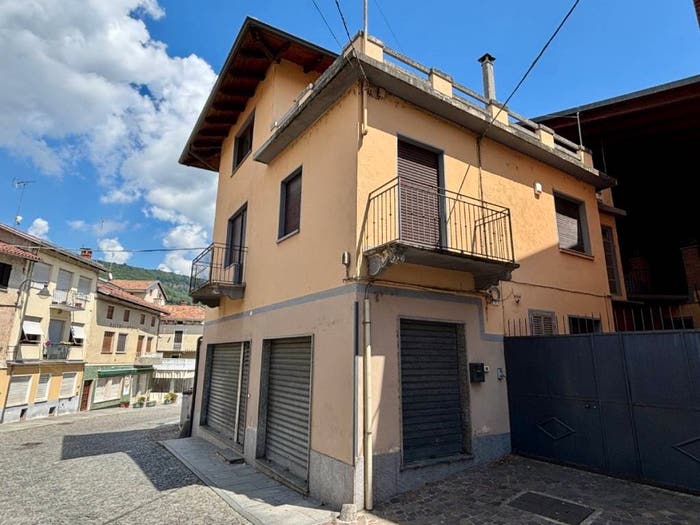 Casa con 5 locali in vendita in Via Marconi, Bollengo