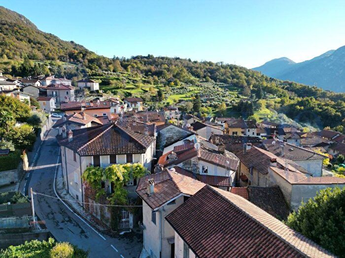 Casa con 6 locali in vendita in Via alla Volta, Lierna