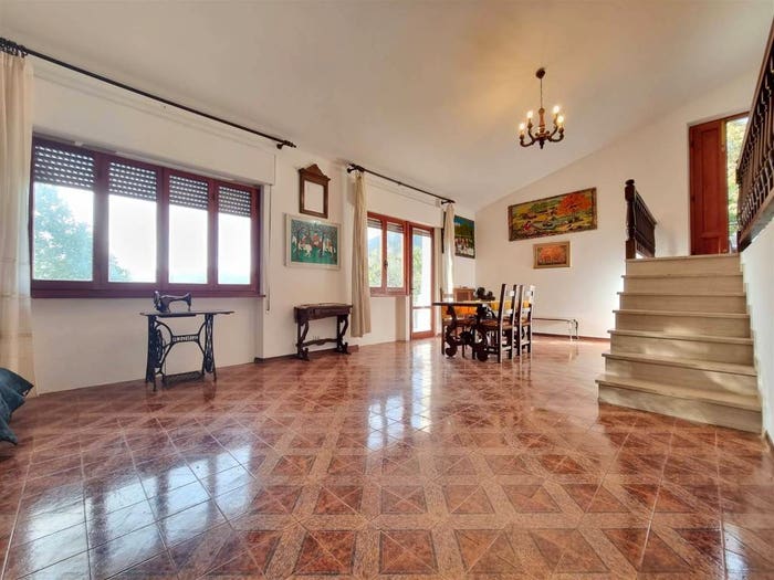 Casa con 6 locali in vendita in Camaiore Paese, Camaiore