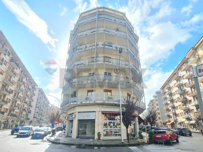 Appartamento con 6 locali in vendita in Via Nicola Serra, Centro, Cosenza