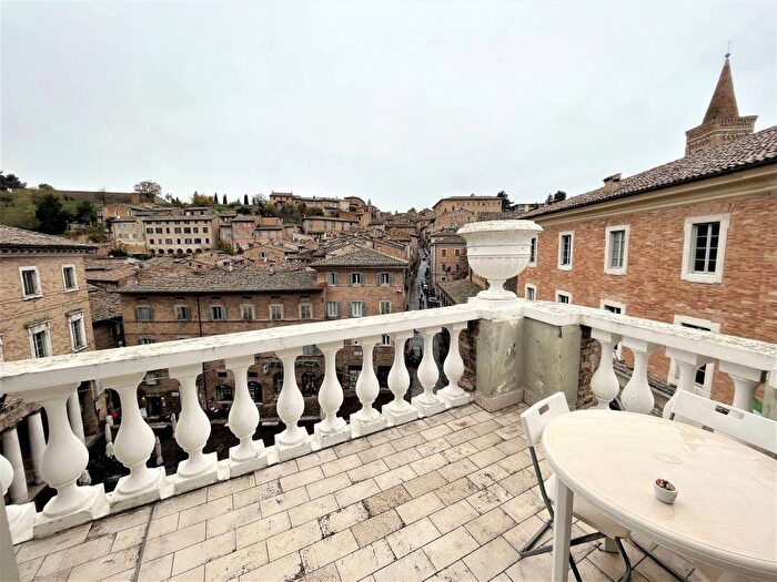 Appartamento con 5 locali in vendita in Piazza della Repubblica, Centro, Urbino