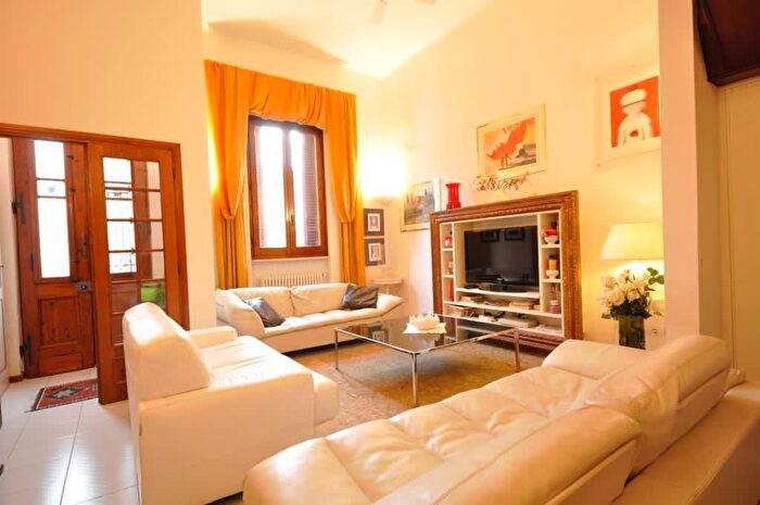 Casa con 10 locali in vendita in Viareggio
