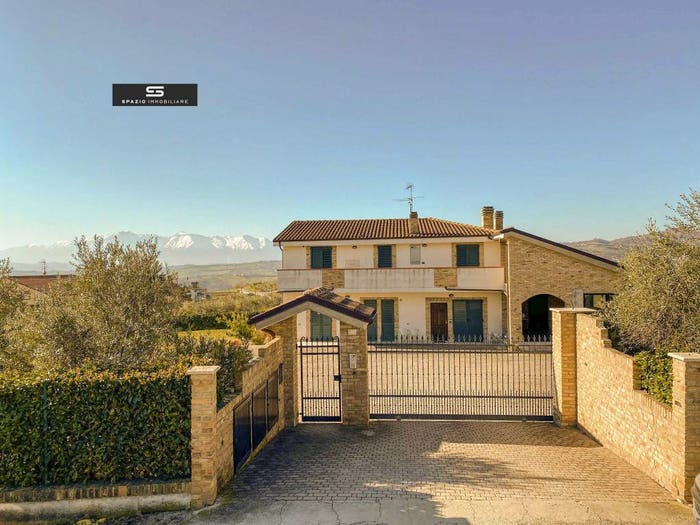Casa con 6 locali in vendita in Via Santuccio da Froscia, Campli
