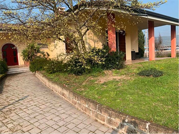 Casa con 8 locali in vendita in Soave