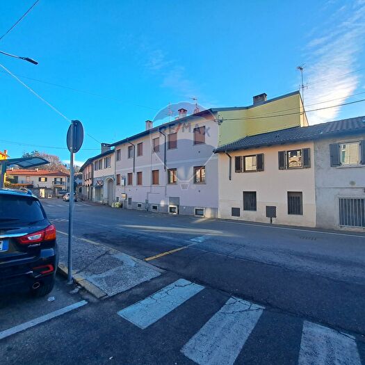 Casa con 8 locali in vendita in Via Trentini, Clivio