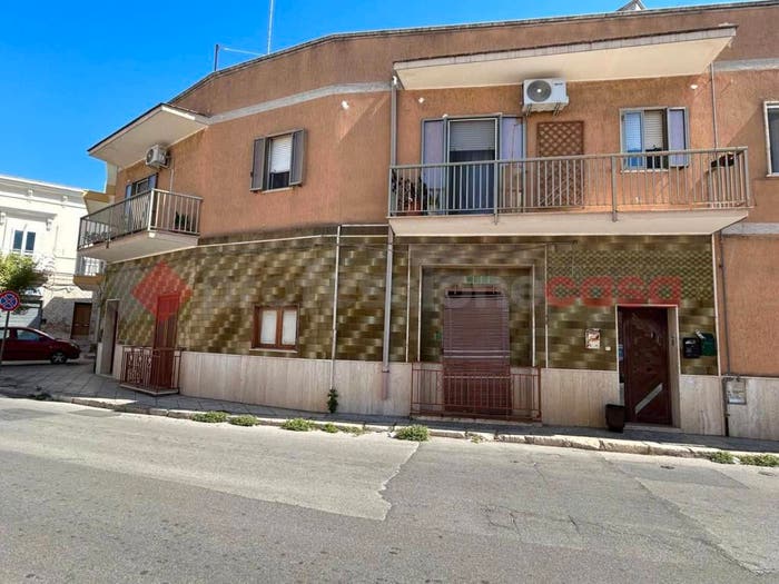 Appartamento con 6 locali in vendita in VIA UMBERTO I, Centro, Pulsano