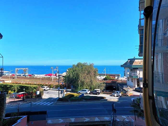 Appartamento trilocale in vendita in Corso Europa, Borghetto Santo Spirito