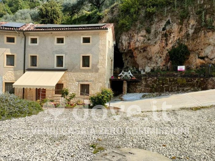 Casa con 6 locali in vendita in Via Calto, Villaga