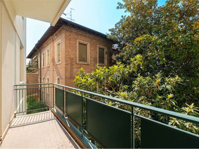 Appartamento con 6 locali in vendita in Viali, Modena