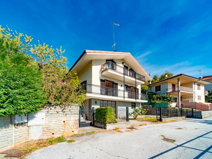 Casa con 6 locali in vendita in Via Monserrato, Caraglio