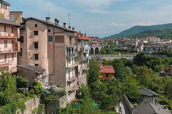 Appartamento con 9 locali in vendita in Via Caraglio, Dronero