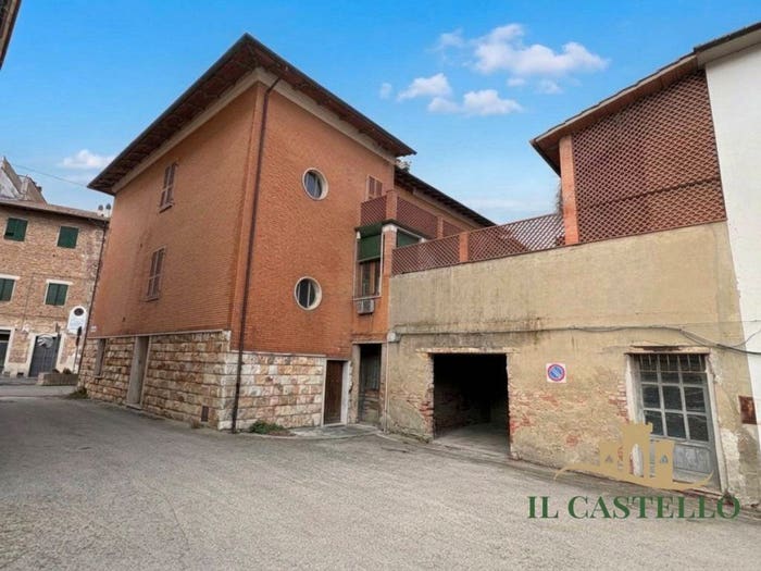 Casa con 6 locali in vendita in Piazza dell'Officina, Pozzuolo, Castiglione del Lago