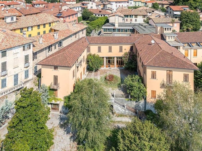 Casa con 6 locali in vendita in Centro, Erba