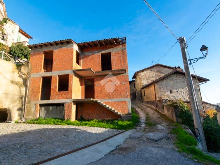 Casa quadrilocale in vendita in Via Sissarda, Centro, Ottiglio
