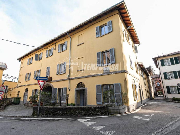 Appartamento trilocale in vendita in Via San Carlo, Lambrugo
