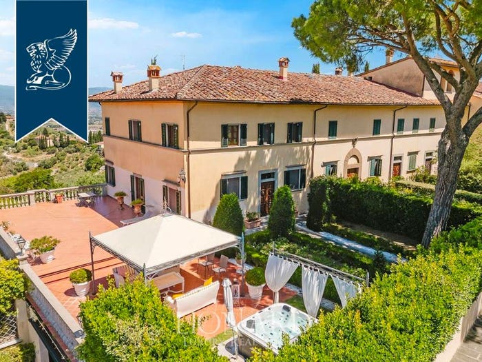 Casa con 6 locali in vendita in Carmignano