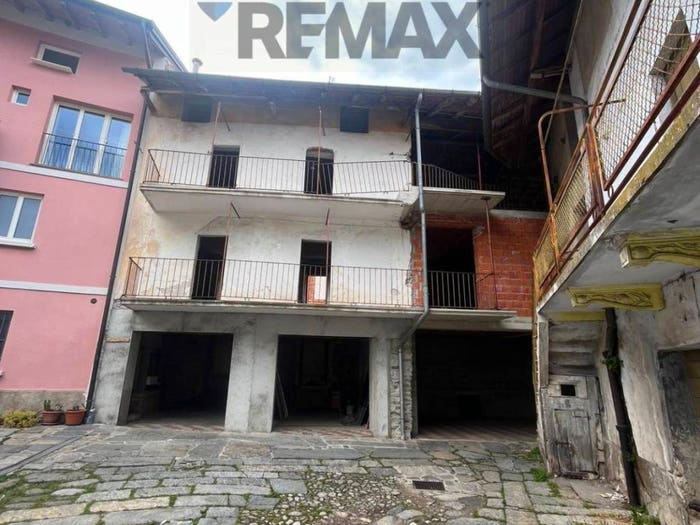 Casa con 6 locali in vendita in via Uberto De Masanzana, Mesenzana