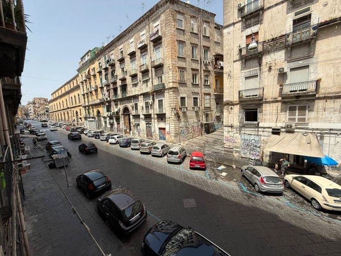 Appartamento trilocale in vendita in Via Cesare Rosaroll, Tribunali, Napoli