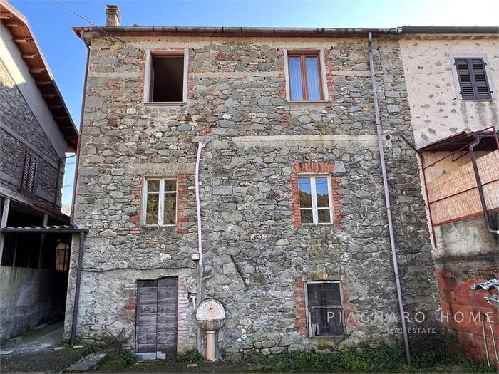 Appartamento con 6 locali in vendita in Via Caprio, Caprio, Filattiera