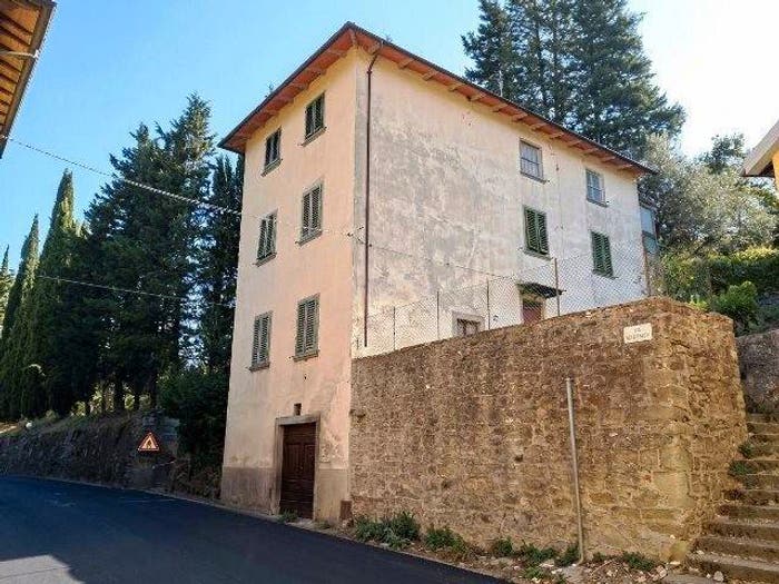 Appartamento con 6 locali in vendita in LOCCASINI, Rufina